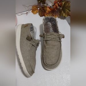 WEN Women's Tan Sneakers